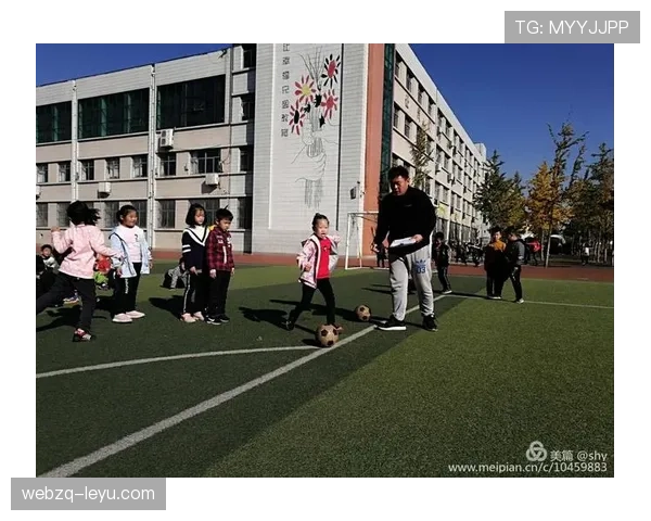 芬兰队服白蓝新设计发布，引领冬季运动时尚潮流