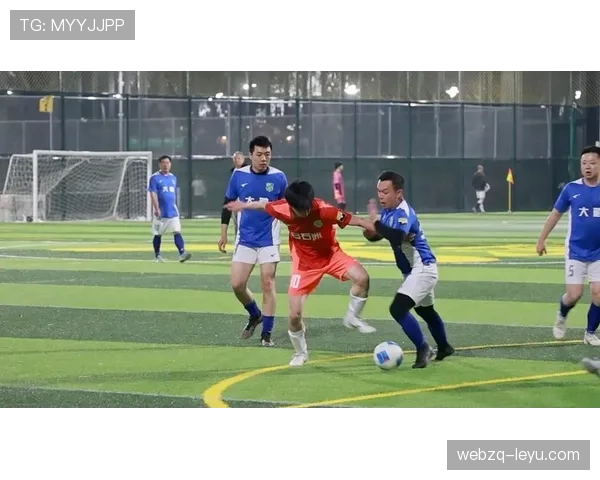 热血沸腾！足球赛场精彩瞬间引爆全场，稳健表现引关注