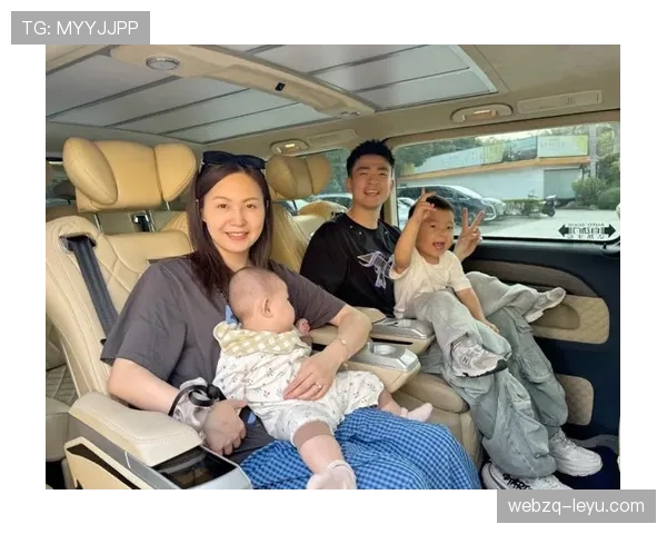 郑思维训练完直接拎爱马仕去接娃，这反差谁懂啊